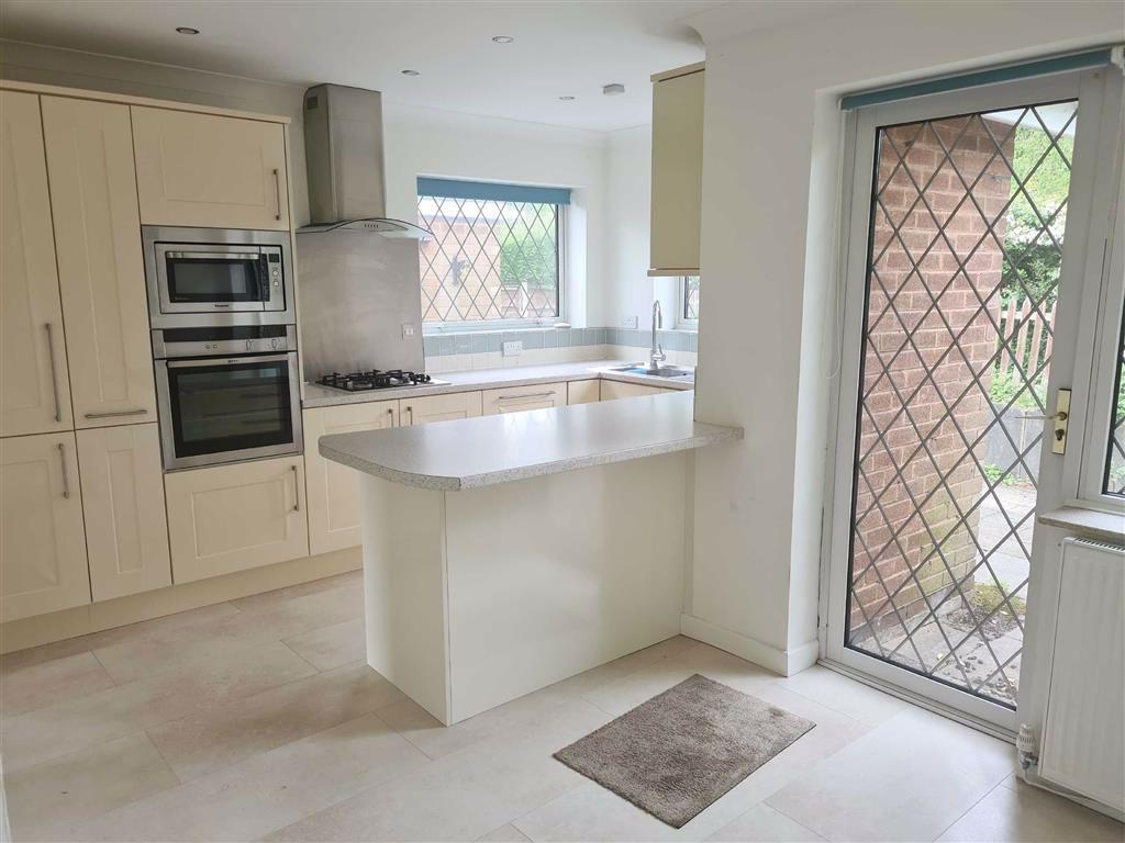 Burford Close, WILMSLOW 2 bed detached bungalow £1,300 pcm (£300 pw)