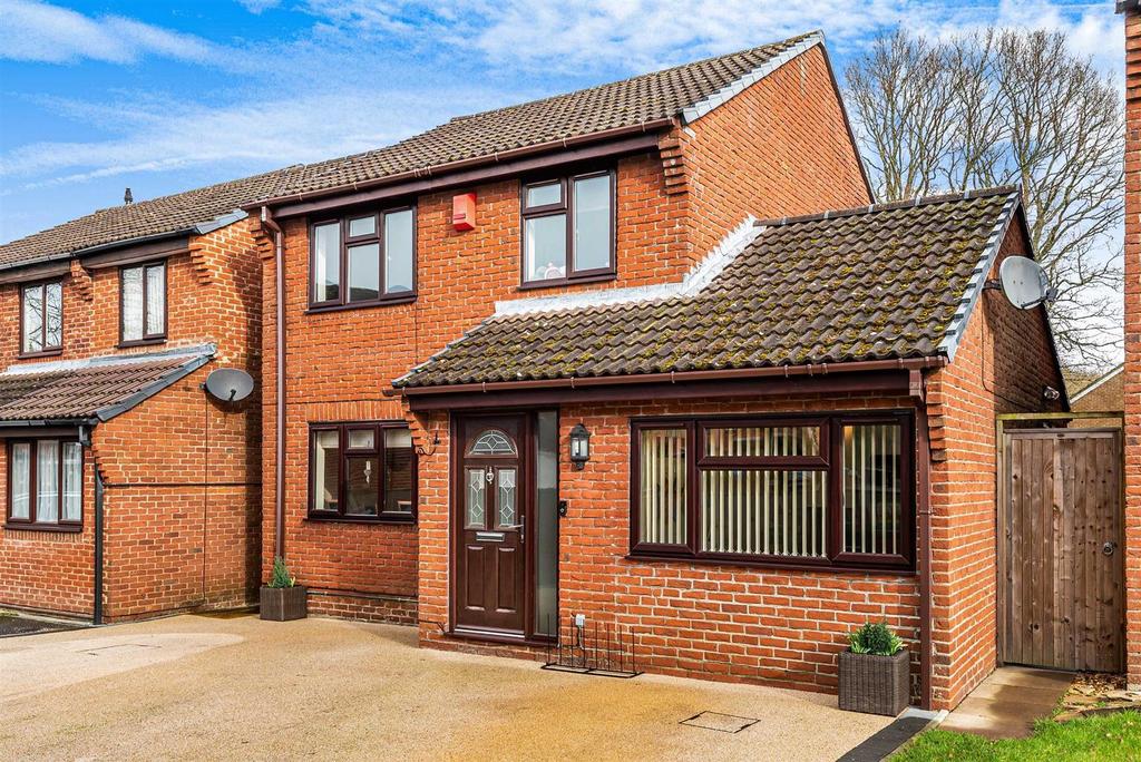 Caernarvon Gardens, Valley Park, Chandlers Ford 3 bed detached house