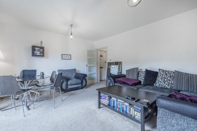 Spencer Hill Wimbledon SW19 2 bed flat £1,700 pcm (£392 pw)