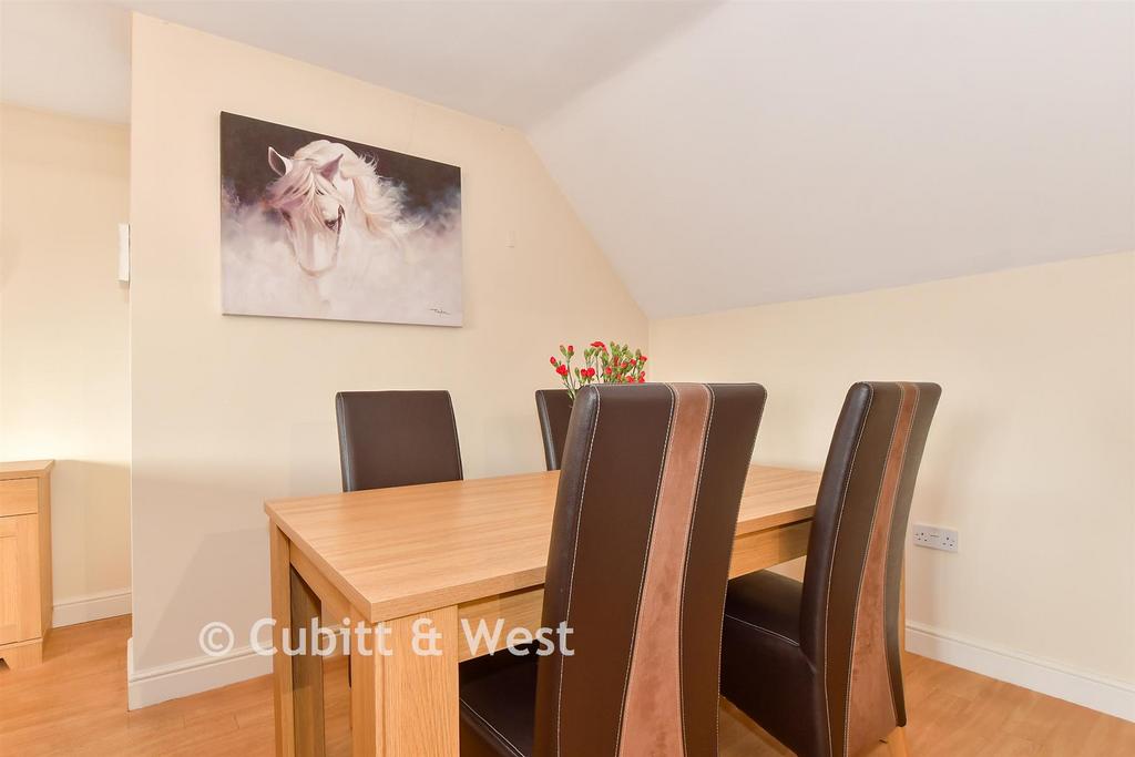 Lounge/Dining Area