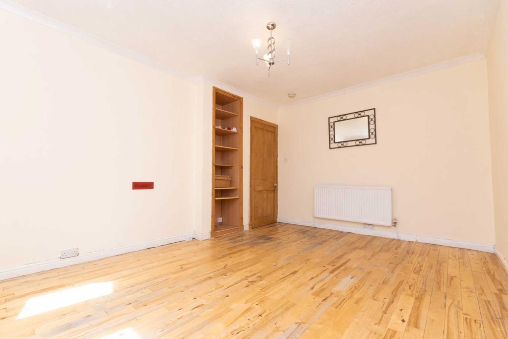 Bruce Road, Paisley, PA3 4SL 3 bed flat £62,500