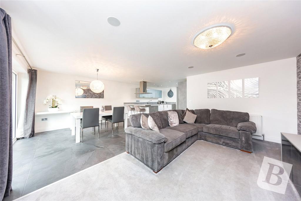 Clyde Crescent, Rayleigh, SS6 2 bed bungalow £400,000