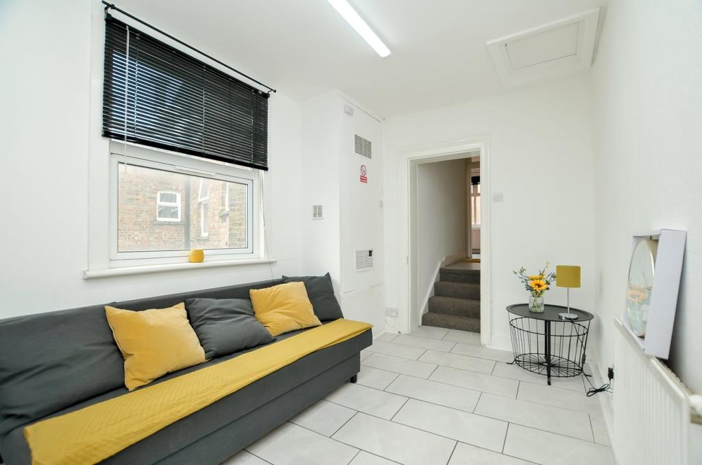 Homerton High Street, Hackney 2 bed flat £1,400 pcm (£323 pw)