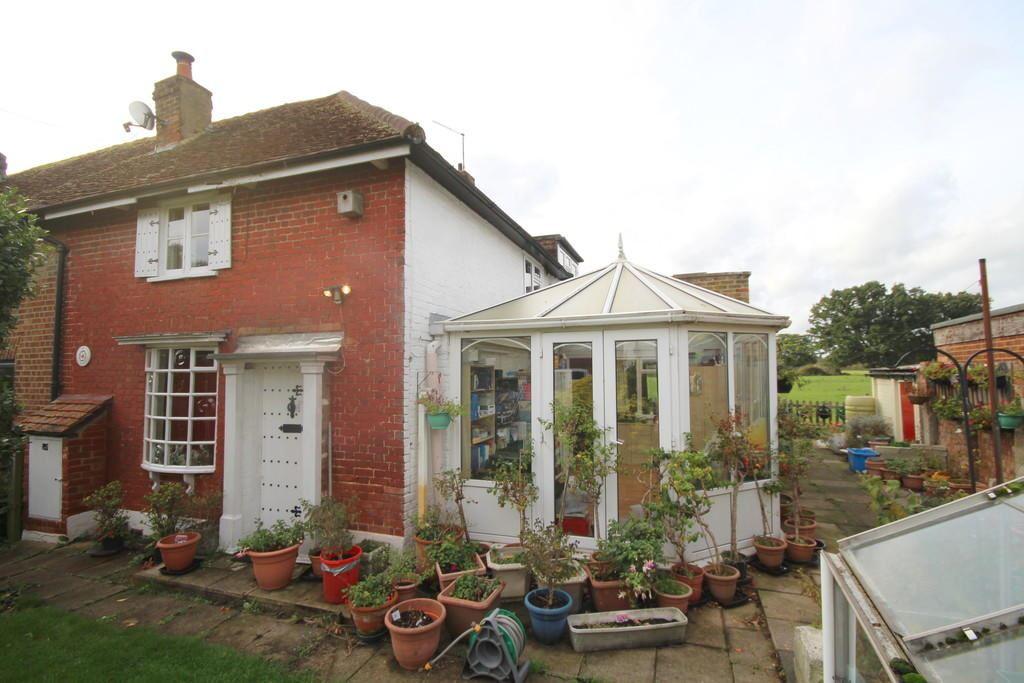 Ashford Road, StainesuponThames, Surrey, TW18 1RX 3 bed semidetached