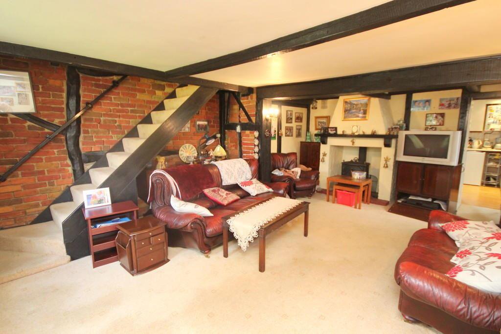 Ashford Road, StainesuponThames, Surrey, TW18 1RX 3 bed semidetached