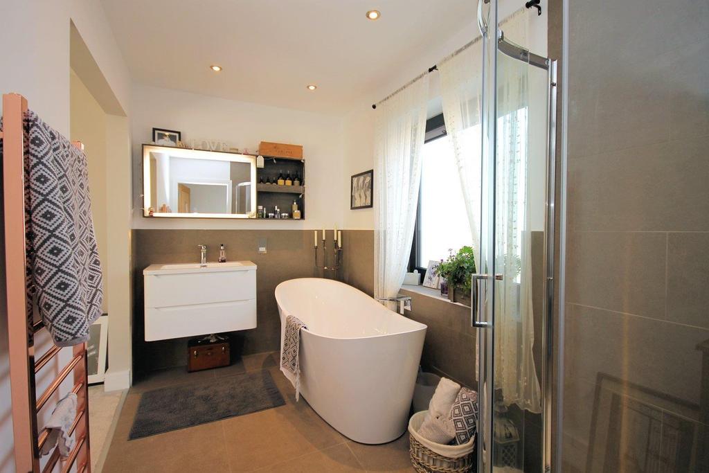 En-Suite Bathroom