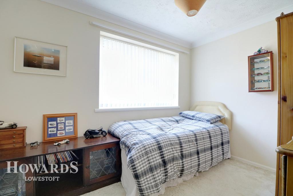 Marlborough Court, Lowestoft 2 bed semidetached bungalow £150,000