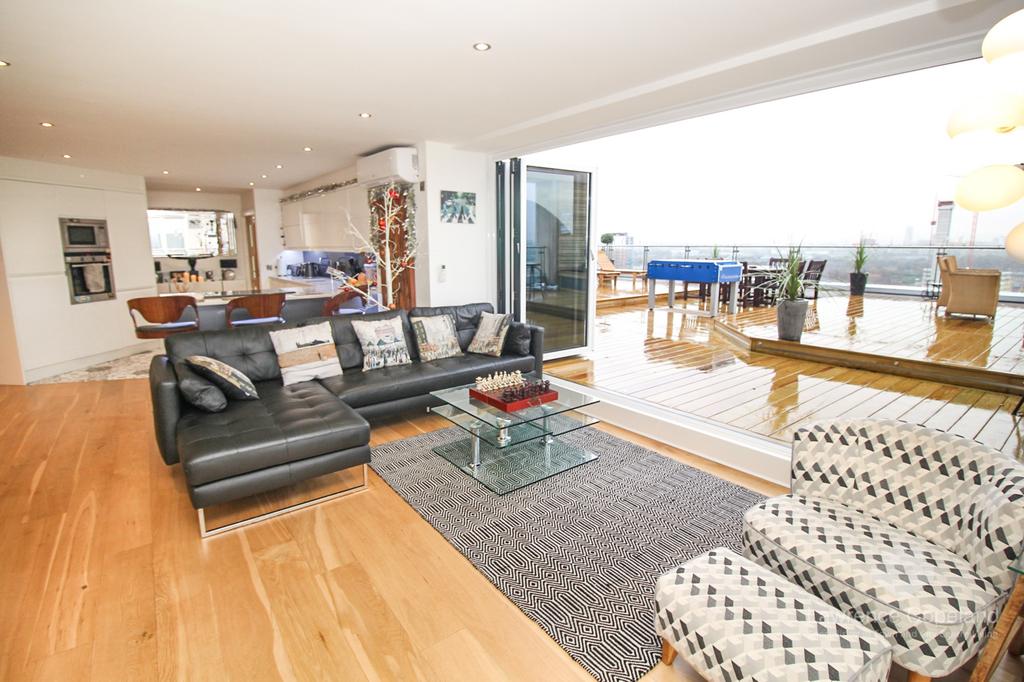 Sovereign Point, 31 The Quays... 2 bed apartment £2,900 pcm (£669 pw)