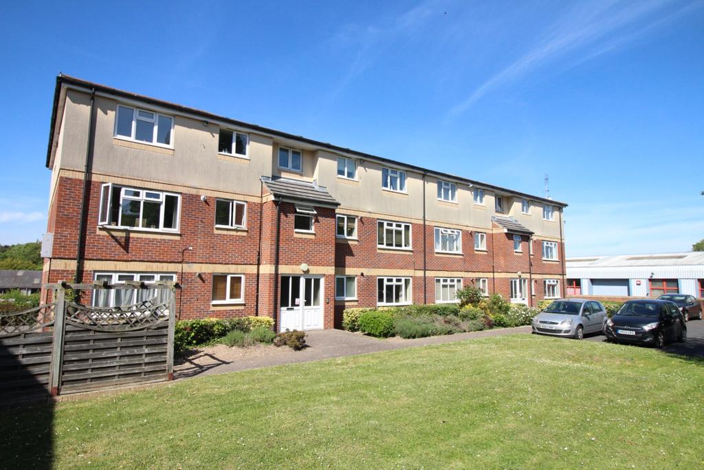 Duncan Road,Park Gate,Southampton,SO31 1AE 2 bed flat £825 pcm (£190 pw)