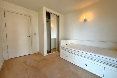 3 bedroom apartment to rent, Navigation Building, UB3