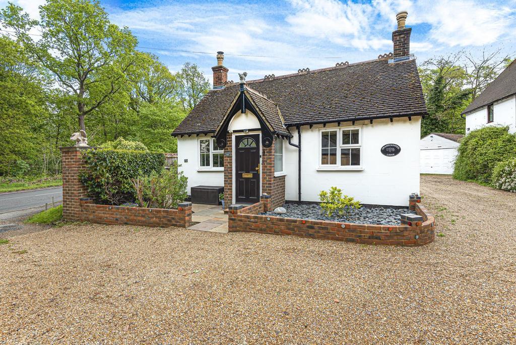 Salt Box Road, Guildford, GU3 2 bed detached house £599,500