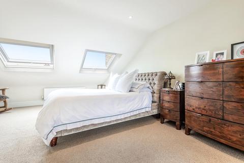16 Freshford Street, London, SW18 3TF