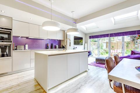 16 Freshford Street, London, SW18 3TF