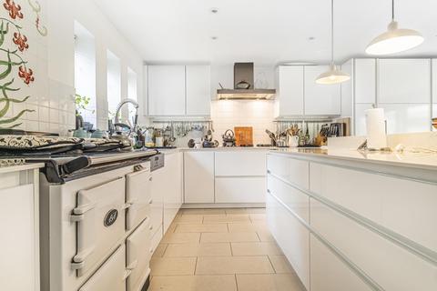 11 High Garth, Esher, KT10 9DN