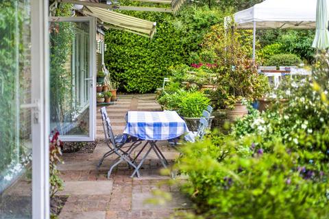 11 High Garth, Esher, KT10 9DN
