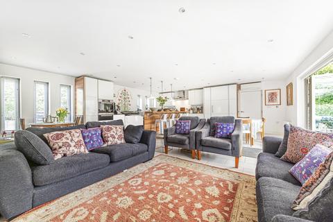 11 High Garth, Esher, KT10 9DN