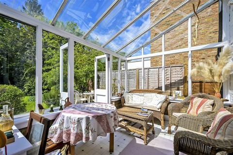 18 Whitehall Gardens, London, W4 3LT