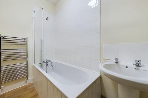 2 bedroom flat to rent, London Road, Dover