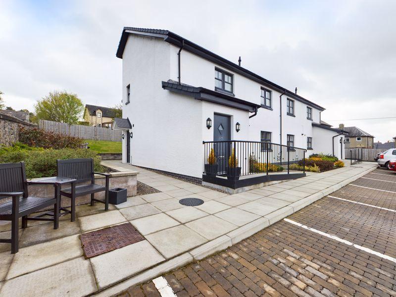 18 Albion Court, Biggar 2 bed apartment £130,000