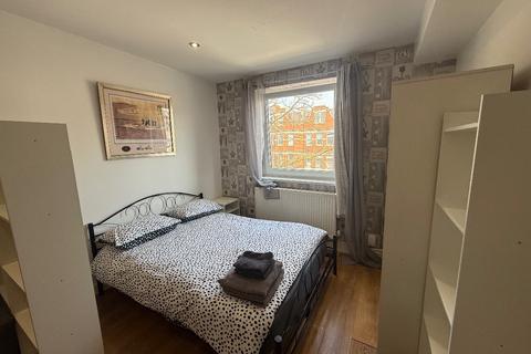 Studio to rent, Finchley Road, Hampstead NW3