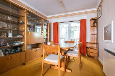425 Hurst Road, West Molesey, KT8 1QT