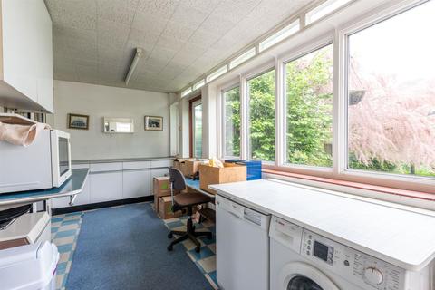 425 Hurst Road, West Molesey, KT8 1QT