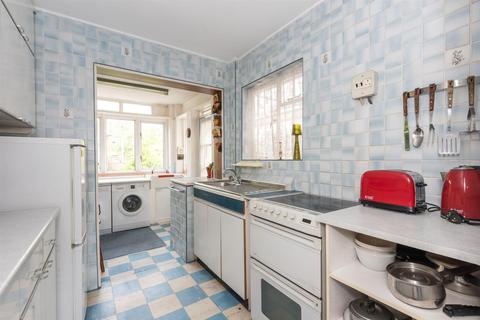 425 Hurst Road, West Molesey, KT8 1QT