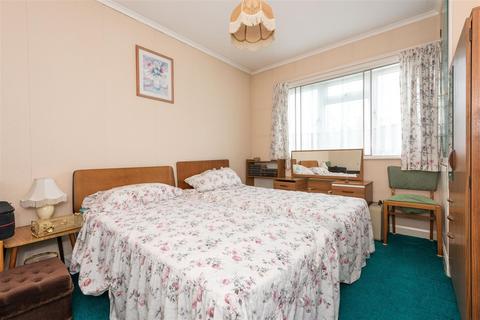425 Hurst Road, West Molesey, KT8 1QT