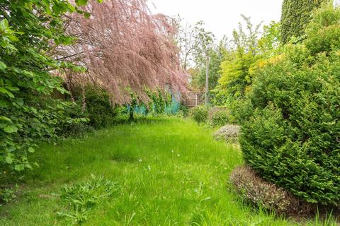 425 Hurst Road, West Molesey, KT8 1QT