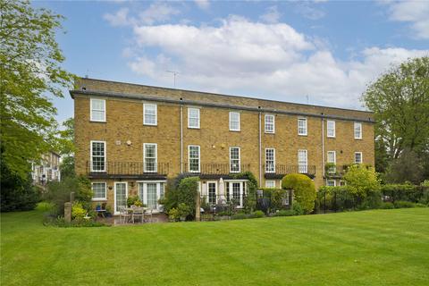 13 Hogarth Way, Hampton, TW12 2EL