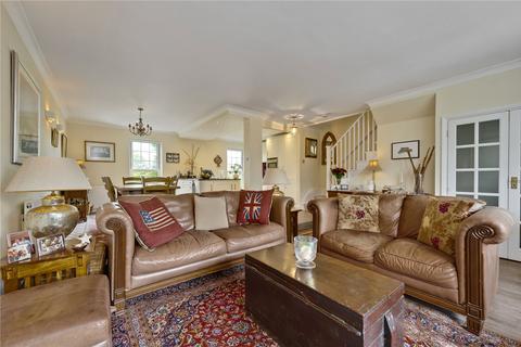 13 Hogarth Way, Hampton, TW12 2EL