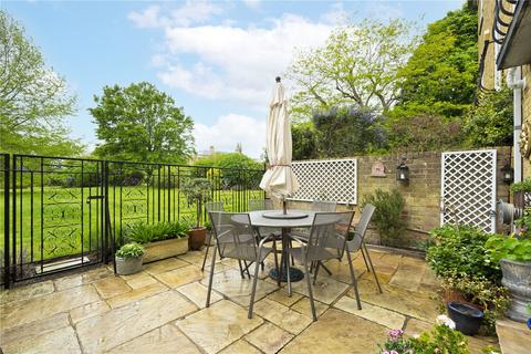 13 Hogarth Way, Hampton, TW12 2EL