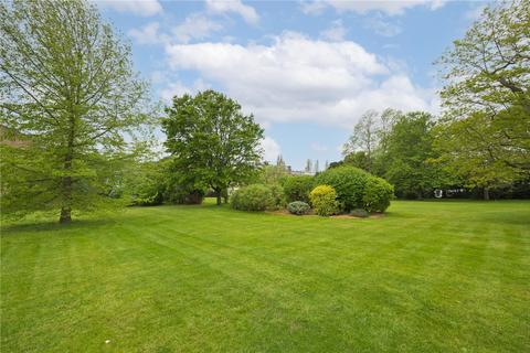 13 Hogarth Way, Hampton, TW12 2EL