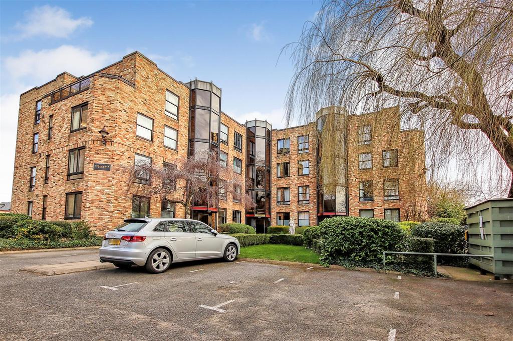 Midsummer Court, Manhattan Drive, Cambridge 1 bed flat £1,085 pcm (£
