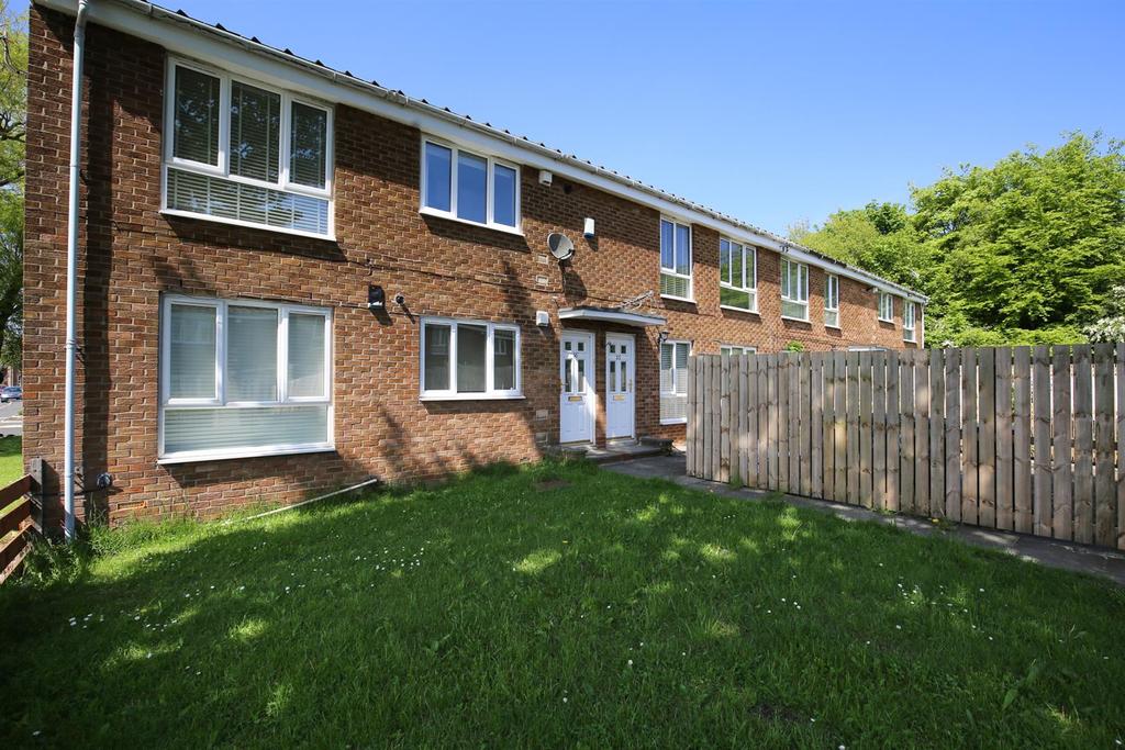 Blackhill Avenue, Hadrian Park, Wallsend 2 bed flat £535 pcm (£123 pw)