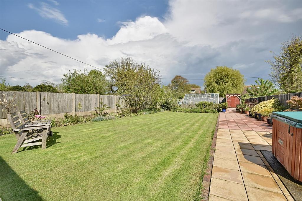 Sea Road, Winchelsea Beach 6 bed detached house £650,000