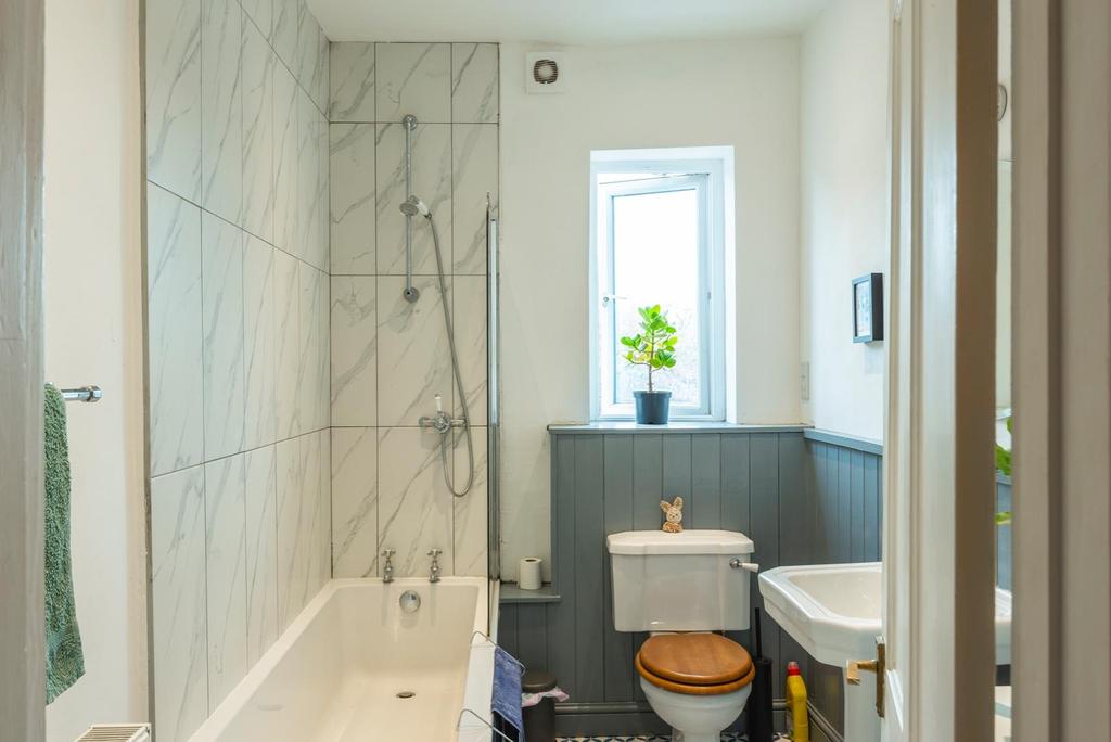 TEERTSGGOM54 - Bathroom D.jpg