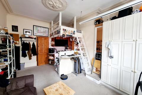 Studio to rent, Milton Avenue, Highgate, N6