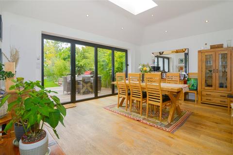 12 Erncroft Way, Twickenham, TW1 1DA
