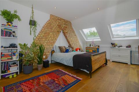 12 Erncroft Way, Twickenham, TW1 1DA