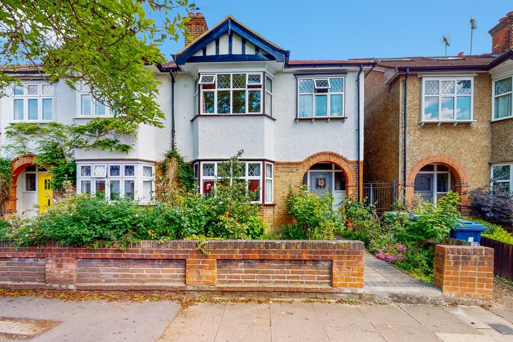 Southdown Ave, Hanwell, London, W7 3 bed semidetached house £2,400