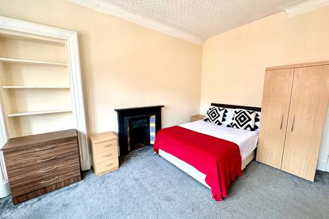 3 bedroom flat to rent, Byres Road, Partick, Glasgow, G11