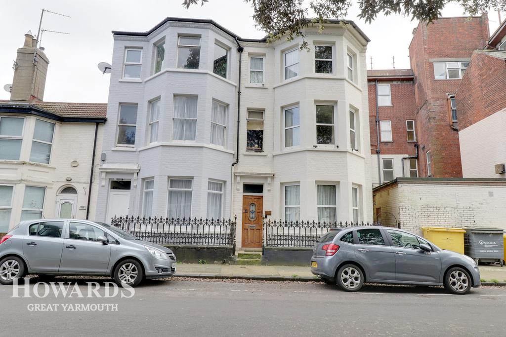 Kent Square, Great Yarmouth 6 bed end of terrace house for sale - £120,000