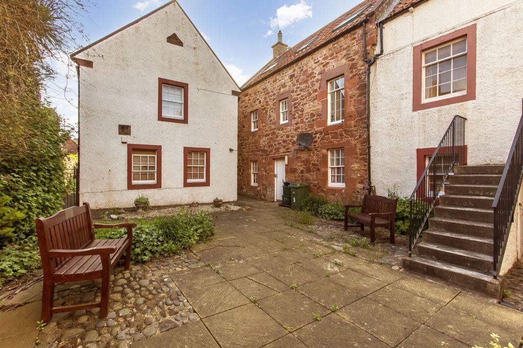 11 Lawson Court, Dunbar, East Lothian, EH42 1JT 2 bed flat £130,000