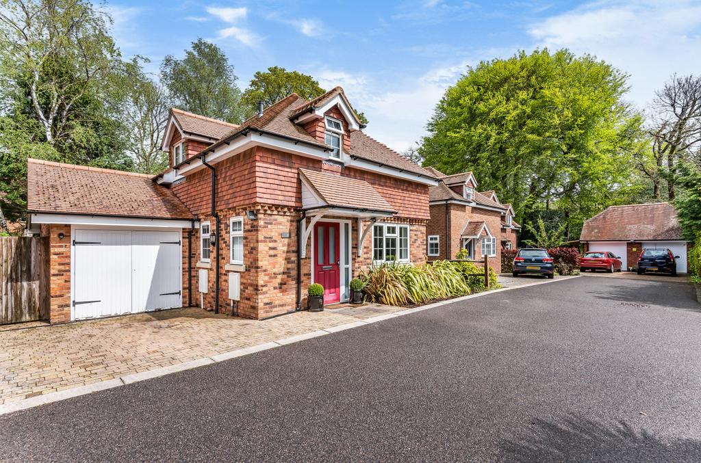 Tunbridge Crescent, Liphook 3 bed detached house £525,000