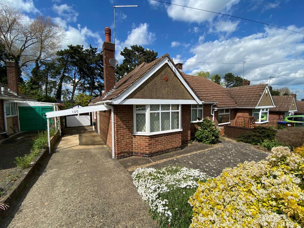 Charnwood Avenue, Westone, Northampton NN3 3DY 3 bed semidetached