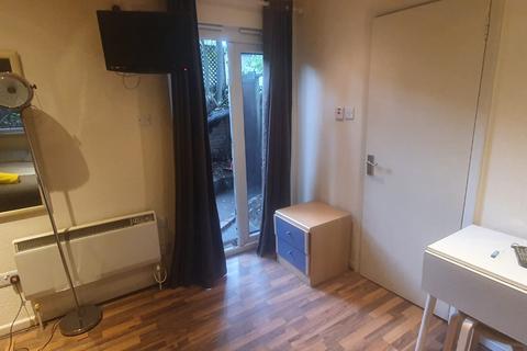 Studio to rent, Chichele Road, London NW2