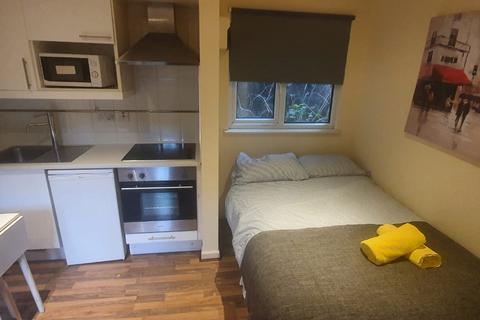 Studio to rent, Chichele Road, London NW2