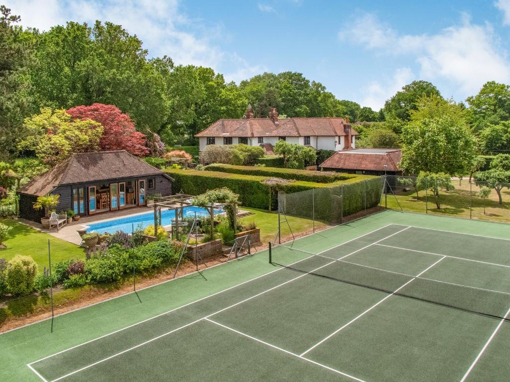 Blackhouse Road, Colgate, Horsham, West Sussex 7 bed detached house for