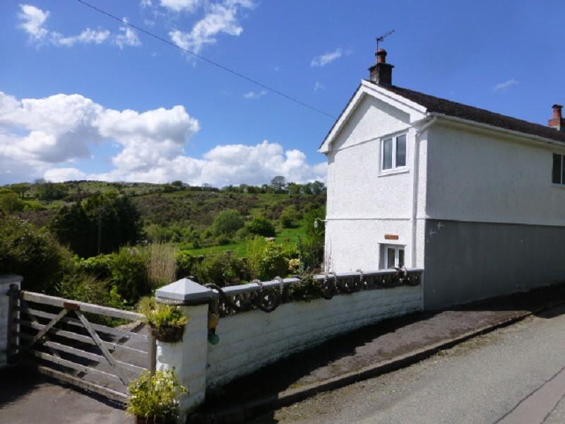 Four Roads, Kidwelly, Carmarthenshire. 2 bed detached house £275,000